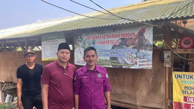 Sekretaris Desa Cikahuripan Encin dan Direktur BUMDes Minta di Depan Kandang Ayam Petelur