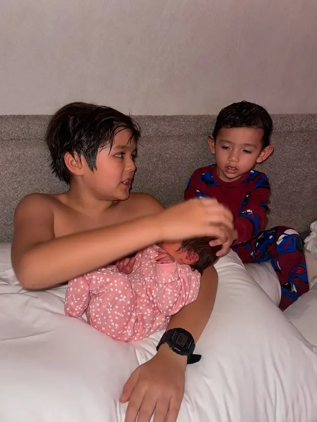 Momen kebersamaan ketiga anak Jessica Iskandar-Vincent Verhaag (credit: instagram/alexanderbarackel)