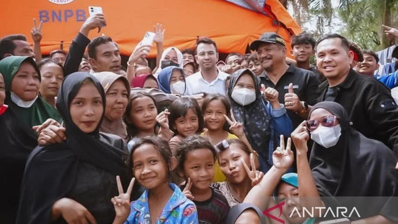 Air Mata Raffi Ahmad Meluap Saat Kunjungi Korban Banjir Sumatra, Bawa Bantuan Langsung
