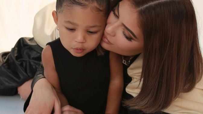 Kylie Jenner dan Stormi. (Dok.instagram/@kyliejenner/https://www.instagram.com/p/CDuc1yynbyN/Komarudin)