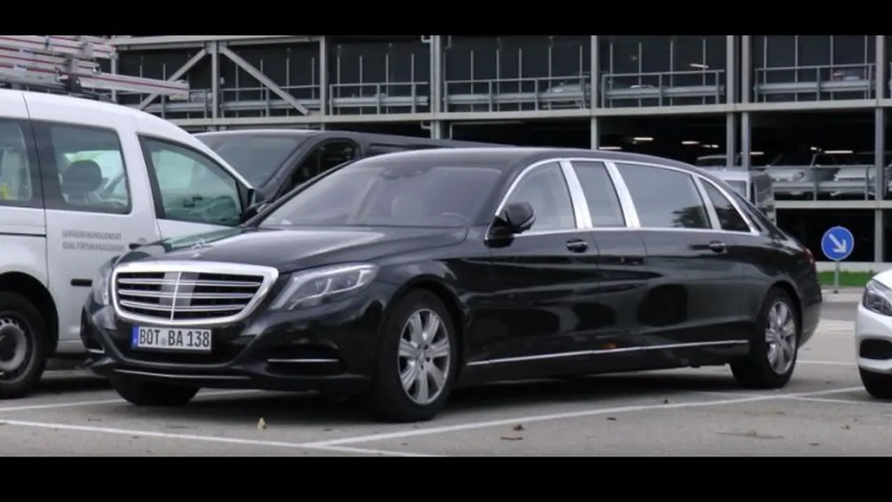 Terlalu Panjang Limousine Mercy Butuh Dua Blok Untuk Parkir