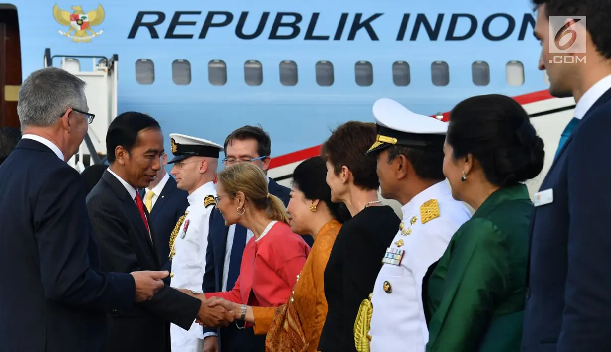 Presiden Joko Widodo atau Jokowi menyalami sejumlah pejabat saat tiba di Sydney, Australia, Jumat (16/3). Kedatangan Jokowi kali ini untuk menghadiri ASEAN-Australia Special Summit 2018. (Liputan6.com/Pool/Biro Pers Setpres)