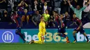 Reaksi kiper Barcelona, Marc-Andre ter Stegen setelah pemain Levante mencetak gol keempat pada jornada ke-37 La Liga di Estadio Ciudad de Valencia, Senin (14/5). Barcelona dipaksa menyerah dengan kedudukan 5-4 di markas Levante. (AP/Alberto Saiz)