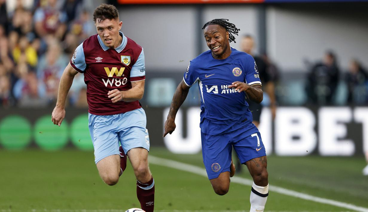 Pemain Chelsea, Raheem Sterling, berusaha melewati pemain Burnley, Dara O'Shea, pada laga pekan ke-8 Premier League 2023/2024 di Stadion Turf Moor, Sabtu, (7/10/2023). Sterling juga turut menyumbang satu gol di laga ini. (Richard Sellers/PA via AP)