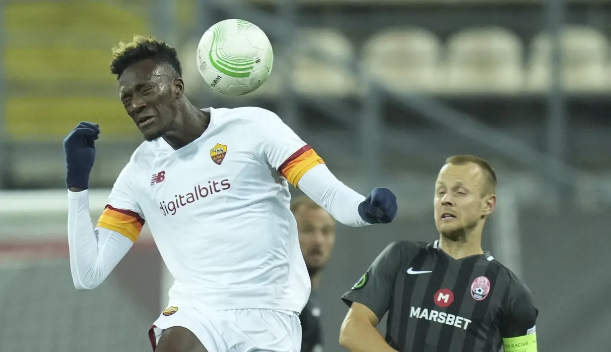 Penyerang AS Roma Tammy Abraham berebut bola dengan gelandang Zorya Luhansk, Dmytro Khomchenovskyi pada lanjutan matchday kedua Grup C Liga Konferensi Eropa, Jumat (1/10/2021) dini hari WIB. AS Roma menang meyakinkan 3-0. (AP Photo/Oleg Kozin)