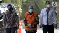 Mantan Sekretaris MA Nurhadi (tengah) saat akan menjalani pemeriksaan penyidik di Gedung KPK, Jakarta, Selasa (30/6/2020). Nurhadi diperiksa sebagai saksi untuk tersangka Direktur MIT Hiendra Soenjoto terkait dugaan suap gratifikasi pengurusan perkara di MA Tahun 2011-2016. (merdeka.com/Dwi Narwoko)