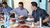 AHY dan Anies Baswedan makan siang di rumah makan Bu Gandos Pacitan. (Istimewa)