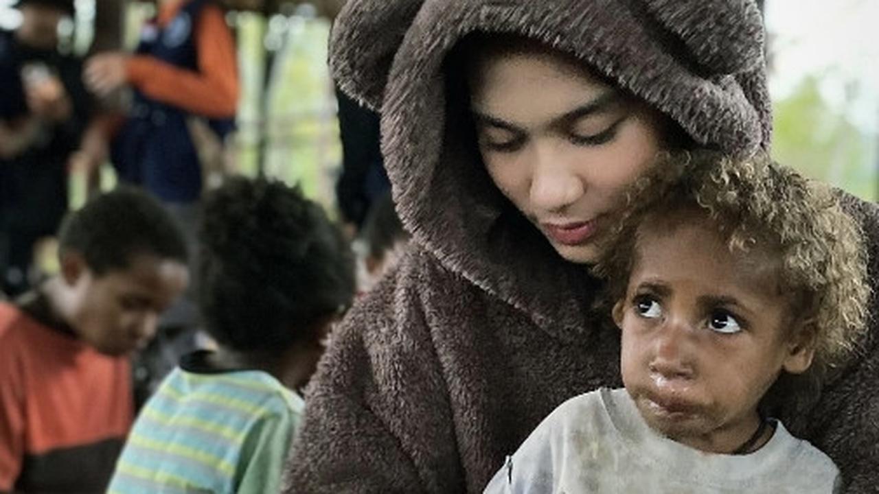 Potret Azizah Salsha Ikut Aksi Sosial di Wamena, Bantu Memasak hingga Bermain dan Bernyanyi Bersama Anak-Anak