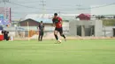 Bek kanan Timnas Indonesia U-22, Amiruddin Bagas Kaffa menggiring bola dalam sesi latihan di The Dream Visakha Training Camp, Phnom Penh, Kamboja, Jumat (28/4/2023) menjelang laga pertama SEA Games 2023 menghadapi Filipina. (Dok. PSSI)