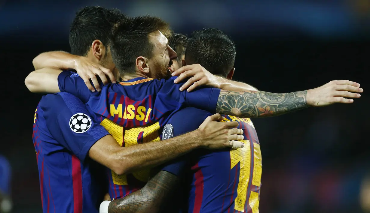 Para pemain Barcelona merayakan gol yang dicetak oleh Lionel Messi ke gawang Olympiakos pada laga Liga Champions di Stadion Camp Nou, Kamis (19/10/2017). Barcelona menang 3-1 atas Olympiakos. (AP/Manu Fernandez)
