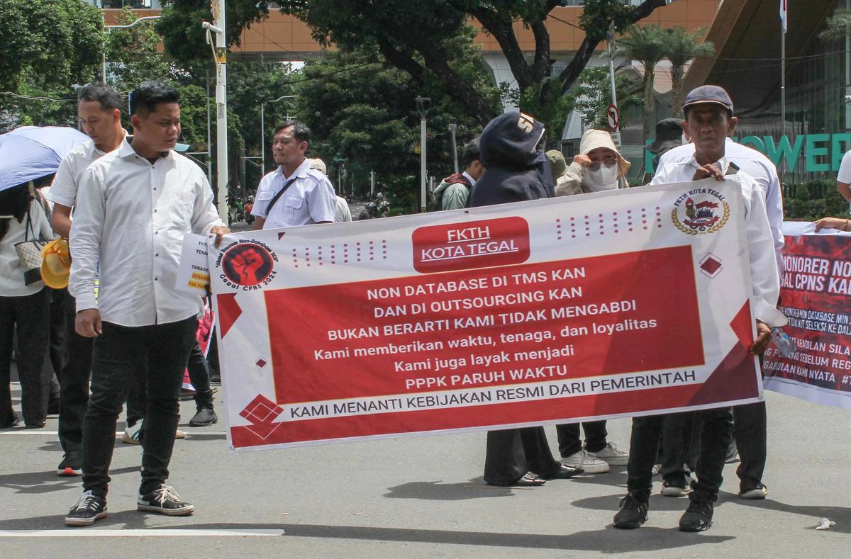 FOTO: Ribuan Honorer Non-Database Geruduk Monas, Tuntut Kepastian Status dan Perlindungan Kerja