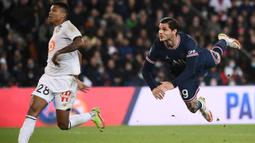 Mauro Icardi. Striker berusia 29 tahun yang sejak awal musim 2020/2021 memperkuat PSG ini tercatat menjadi salah satu pemain Argentina dengan nilai transfer termahal. PSG harus merogoh kocek senilai 50 juta euro atau kini setara Rp767 miliar untuk mendatangkannya dari Inter Milan. Hingga kini ia telah tampil dalam 92 laga di semua ajang bareng PSG dengan torehan 38 gol dan 10 assist. (AFP/Franck Fife)