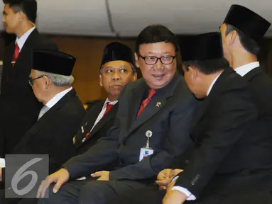 Menteri Dalam Negeri Tjahjo Kumolo (tengah) berbincang dengan tiga Plt Gubernur jelang peresmian di Kemendagri, Jakarta, Kamis (27/10). Selain peresmian, juga dilakukan serah terima nota pengantar tugas Plt Gubernur. (Liputan6.com/Helmi Fithriansyah)