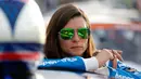 Danica Patrick bersiap mengikuti kualifikasi the Monster Energy NASCAR Cup Series Kobalt 400 di Las Vegas, Nevada (10/3). Danica pernah dinobatkan sebagai satu di antara 100 wanita paling cantik sejagat di Majalah FHM. (Jonathan Ferrey/Getty Images/AFP)