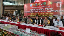 Ditresnarkoba Polda Metro Jaya melakukan pengungkapan serta penangkapan terhadap tersangka kasus peredaran gelap narkotika jaringan internasional Malaysia, Riau dan Jakarta. (Liputan6.com/Herman Zakharia)