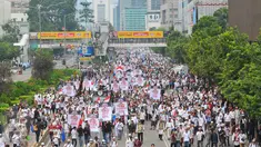 Massa aksi damai 4 November berjalan memasuki kawasan Thamrin menuju Gedung Balai Kota, Jakarta Pusat, Jumat (4/11). Massa aksi membawa berbagai atribut untuk menuntut proses hukum terhadap Basuki Tjahaja Purnama (Ahok). (Liputan6.com/Angga Yuniar)