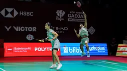 Pasangan ganda campuran Indonesia, Jafar Hidayatullah/Felisha Pasaribu berusaha mengembalikan kok ke arah wakil Korea Selatan, Kim Jae Hyeon/Jang Ha Jeong dalam babak 32 besar Indonesia Open 2026 di Istora Senayan, Jakarta, Rabu (03/06/2026). (Bola.com/Bagaskara Lazuardi)