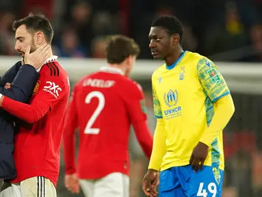 Pelatih Nottingham Forest Steve Cooper (kiri) menyapa pemain Manchester United Bruno Fernandes usai pertandingan sepak bola leg kedua semifinal Piala Liga Inggris antara Manchester United dan Nottingham Forest di Old Trafford, Manchester, Inggris, 1 Februari 2023. Manchester United melaju ke final Piala Liga Inggris usai mengalahkan Nottingham Forest dengan skor 3-0 pada leg pertama dan 2-0 pada leg kedua. (AP Photo/Dave Thompson)