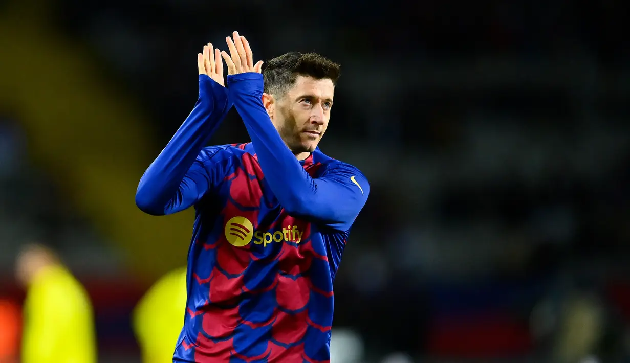 Robert Lewandowski ikut meramaikan bursa transfer musim panas 2022. Dia memutuskan hijrah ke Barcelona setelah delapan tahun membela Bayern Munchen. Lewandowski bergabung ke Barcelona saat berusia 33 tahun. Nilai transfernya ke Camp Nou menyentuh angka 45 juta euro. (PAU BARRENA / AFP)