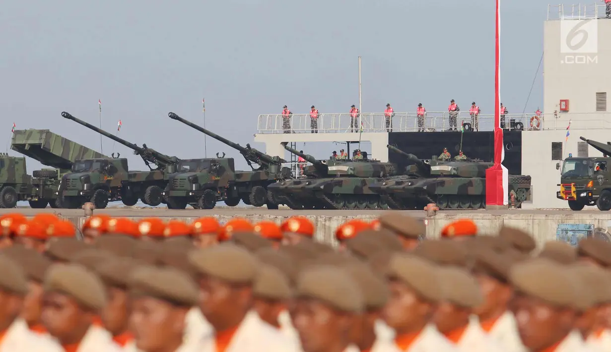 Sejumlah tank ditunjukkan saat gladi resik HUT TNI ke-72 di Cilegon, Banten, Selasa (3/10). Gladi resik tersebut untuk memperingati HUT TNI ke-72 yang dilaksanakan tanggal 5 Oktober. (Liputan6.com/Angga Yuniar)