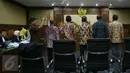Petugas mengambil sumpah para saksi sebelum memberi kesaksian dalam sidang lanjutan perkara korupsi e-KTP dengan terdakwa mantan pejabat Kementerian Dalam Negeri Irman dan Sugiharto di Pengadilan Tipikor, Jakarta, Kamis (23/3). (Liputan6.com/Helmi Afandi)