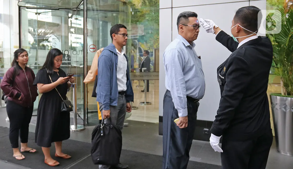 Pengunjung saat diperiksa suhu tubuh sebelum memasuki area gedung The Plaza di Jakarta, Kamis (5/3/2020). Pemeriksaan suhu tubuh tersebut merupakan upaya untuk mengantisipasi merebaknya wabah virus corona atau Covid-19. (Liputan6.com/Herman Zakharia)