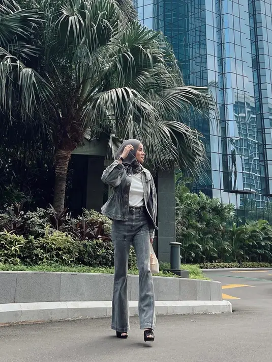 Ditemui belum lama ini di kawasan Fatmawati, Olla  mengaku mengalami penurunan berat badan cukup drastis  beberapa bulan lalu. [Instagram/ollaramlan]