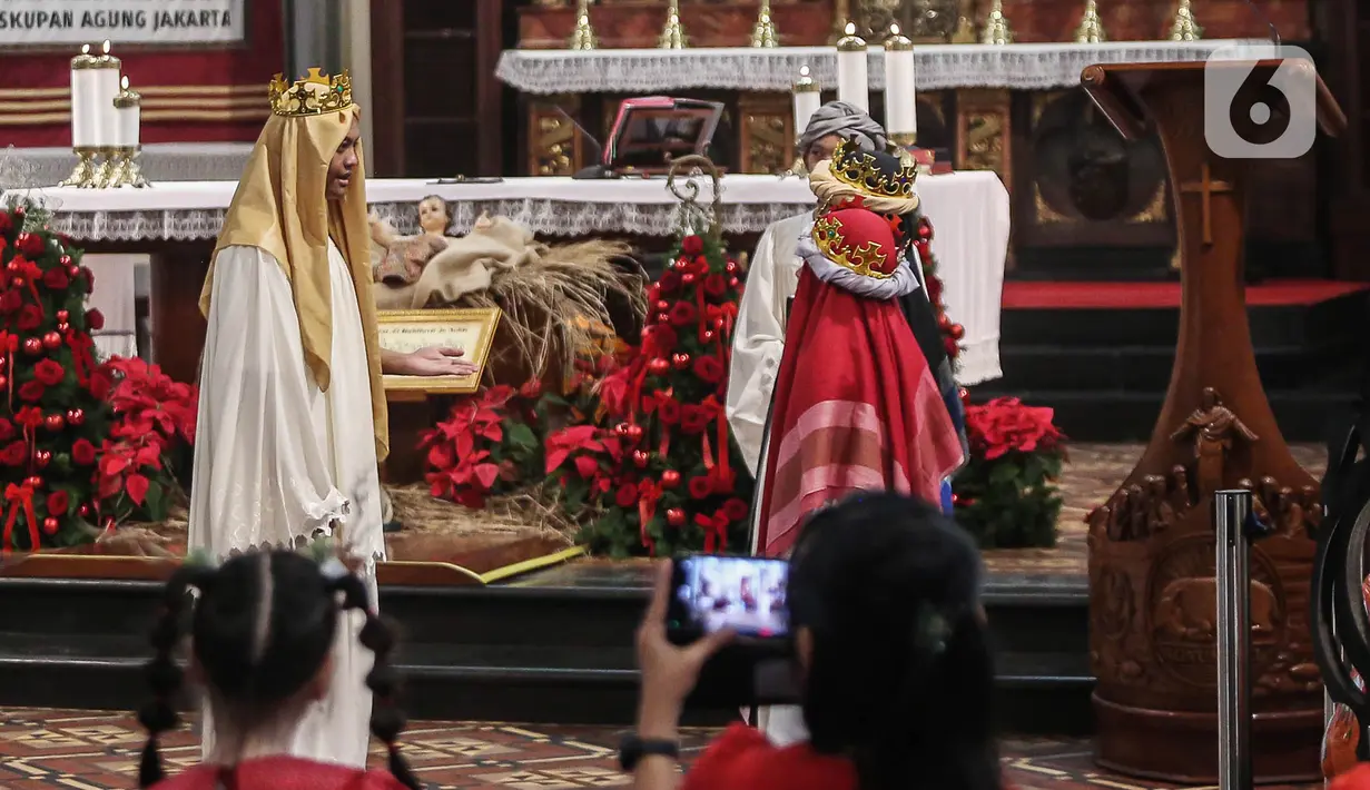 Pada hari ini, Rabu 25 Desember 2024, Gereja Katedral Jakarta menggelar tiga kali pelaksanaan misa Natal. (Liputan6.com/Angga Yuniar)