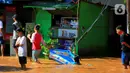 Seorang anak bermain air di Jalan Raya Kayu Putih, Jakarta, Minggu (23/2/2020). Usai hujan deras sejak Sabtu (22/2) malam hingga dini hari menyebabkan banjir di Jalan Raya Kayu Putih, Jakarta, Minggu (23/2). (merdeka.com/Magang/Muhammad Fayyadh)