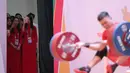 Dengan gadget di genggaman para wanita bergaun merah ini pun dengan leluasa mengabadikan aksi-aksi para lifter di kelas 73 kg putra ini berlomba. (Bola.com/Ikhwan Yanuar)