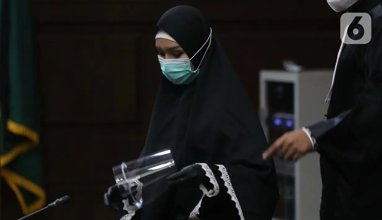 Terdakwa dugaan suap dan tindak pidana pencucian uang terkait kepengurusan fatwa untuk Djoko Tjandra di Mahkamah Agung, Pinangki Sirna Malasari saat sidang lanjutan di Pengadilan Tipikor Jakarta, Senin (2/11/2020). Sidang mendengar keterangan saksi-saksi. (Liputan6.com/Helmi Fithriansyah)