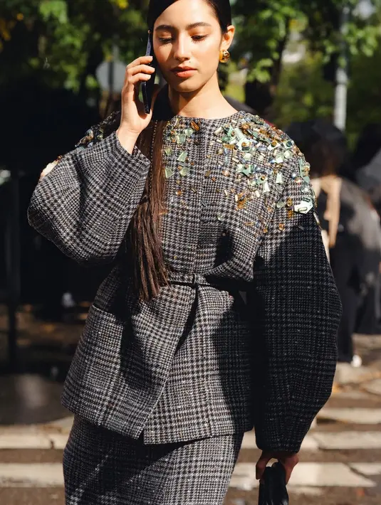 Rambut panjang Ameera Khas ditata dengan sleek down ponytail dan riasan wajah natural bernuansa coral [@littlemisskhan]