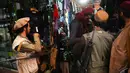Pasukan Taliban berbelanja di Pasar Bush, Kabul, Afghanistan, Kamis (9/9/2021). Taliban menguasai Afghanistan setelah pasukan Amerika Serikat angkat kaki. (AAMIR QURESHI/AFP)