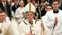 Paus Fransiskus memimpin misa Malam Natal di Basilika Santo Petrus, Vatikan, Selasa (24/12/2019). Paus Fransiskus yang berusia 83 tahun itu memimpin Natal bagi 1,3 miliar umat Katolik dunia. (Alberto PIZZOLI / AFP)