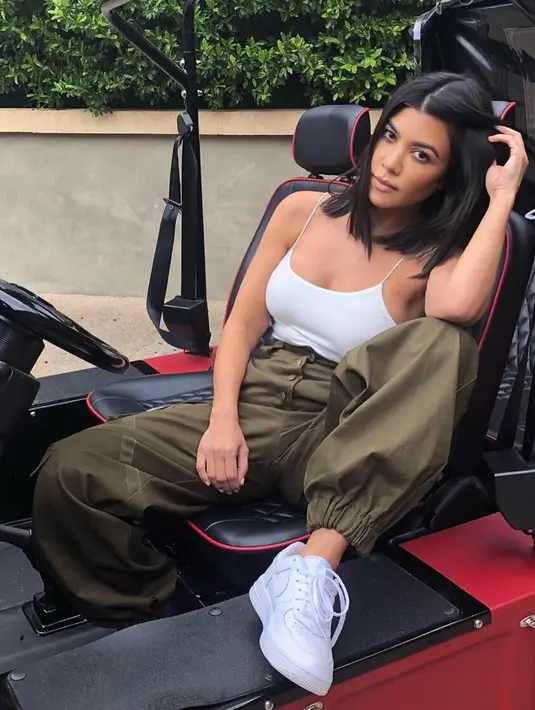 Dilansir dari E! News, Kourtney sendiri tengah menikmati hidupnya dalam liburan musim panas yang hampir berakhir tersebut. (instagram/kourtneykardash)