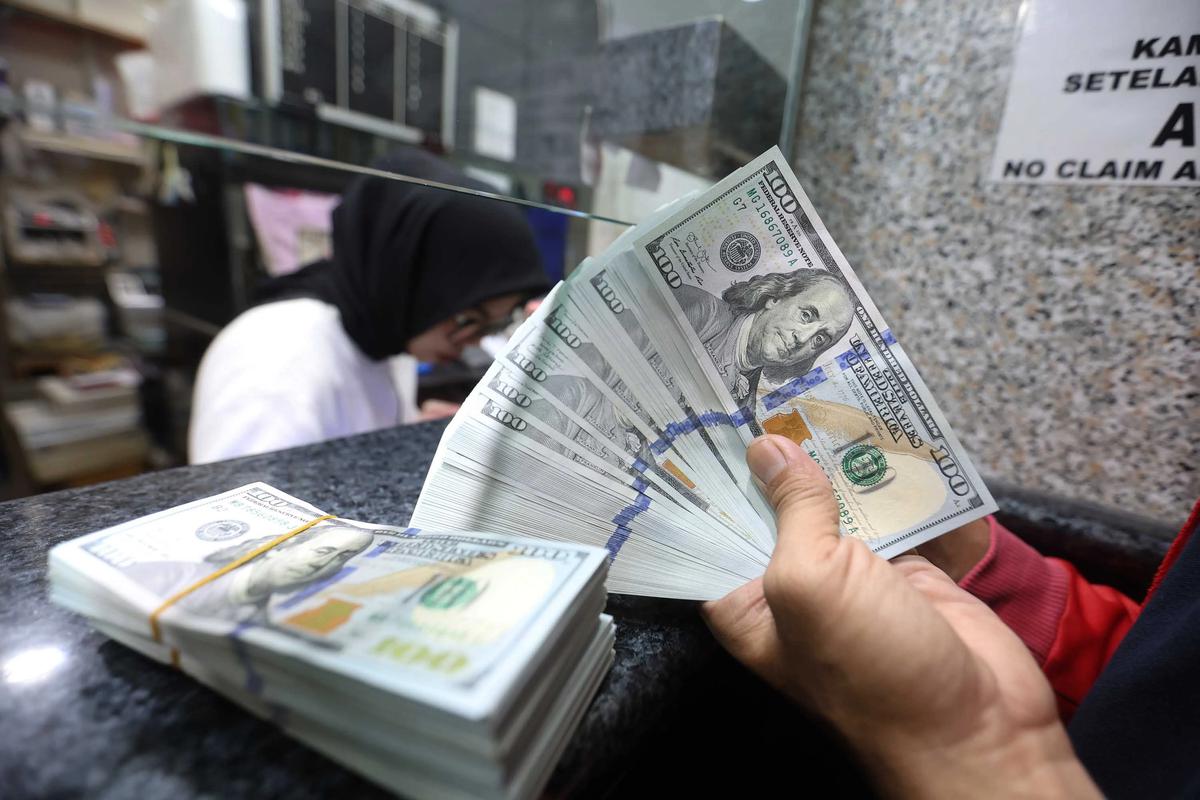 FOTO: BI Akan Memperketat Pembelian Dolar AS di Tengah Tekanan Rupiah