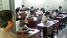 Pengawasan UAN ulangan tingkat SMA di Kabupaten Tulungagung, Jatim, relatif longgar. Para siswa SMU Boyolangu misalnya, boleh bawa tas dan telepon genggam saat ujian. 