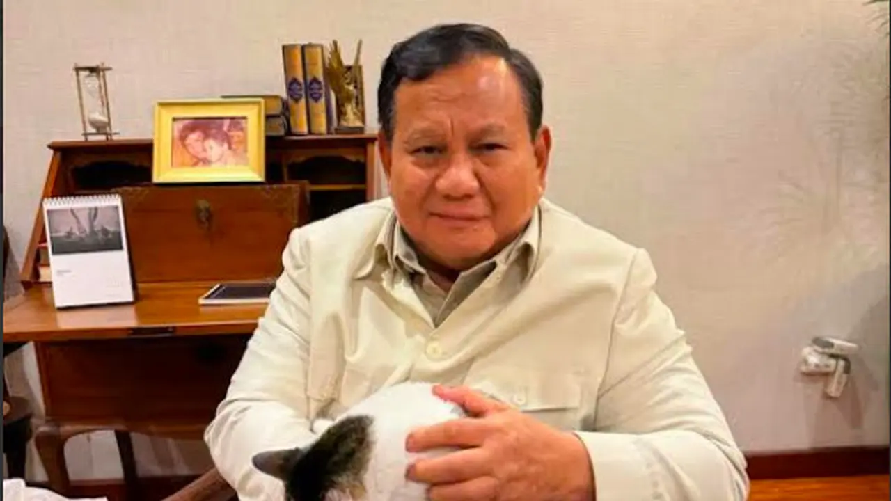 Momen Presiden Prabowo Subianto berbuka puasa pada Jumat, 27 Februari 2026. Prabowo tampak berbuka puasa ditemani kucing kesayangannya, Bobby Kertanegara. (Istimewa)