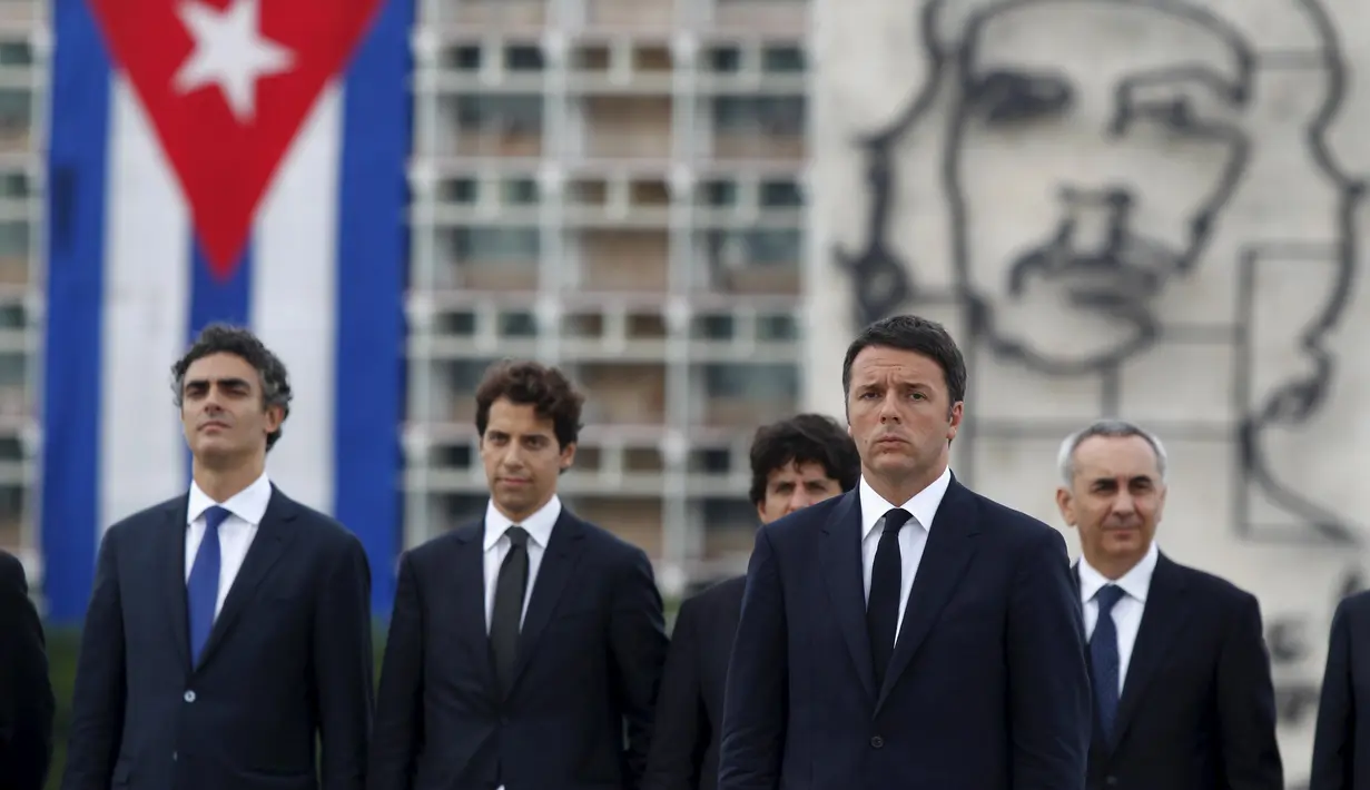 PM Italia Matteo Renzi (depan) berdiri di depan sebuah gambar pahlawan Revolusi Ernesto "Che" Guevara dalam upacara peletakan karangan bunga di monumen Jose Marti di Havana, Kuba, Rabu (28/10). (REUTERS/Enrique de la Osa)