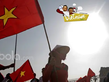 Suporter Vietnam dengan atribu khas Bendera Bintang Emas sebelum laga semifinal Piala AFF 2016 di Stadion Nasional My Dinh, (07/12/2016). (Bola.com/Peksi Cahyo)