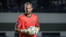 Kiper Dewa United, Sonny Stevens pada laga pekan ketiga BRI Liga 1 2023/2024 antara Persib Bandung melawan Dewa United di Stadion GBLA, Bandung, Jumat (14/07/2023). (Bola.com/Bagaskara Lazuardi)