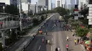 Warga kembali beraktivitas saat CFD di Jalan Jenderal Sudirman, Jakarta, Minggu (9/7). Sebelumnya kegiatan CFD ditiadakan sementara pada 18, 25 Juni, dan 2 Juli 2017 karena ada kegiatan rutin pengamanan libur panjang. (Liputan6.com/Immanuel Antonius)