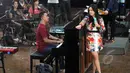 Raisa tampak berlatih dengan semua musisi pendukungnya menjelang konser tungal perdananya "Pemeran Utama", di kawasan Fatmawati, Jakarta, Rabu (20/5/2015). (Liputan6.com/Panji Diksana)