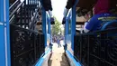 Beberapa Bus Bandung Tour on Bus (Bandros) yang akan mengangkut para pemain Persib Bandung dalam Pawai Persib Juara Piala Presiden bersiap di Kota Baru Parahyangan, Bandung, Minggu (25/10/2015). (Bola.com/Nick Hanoatubun)
