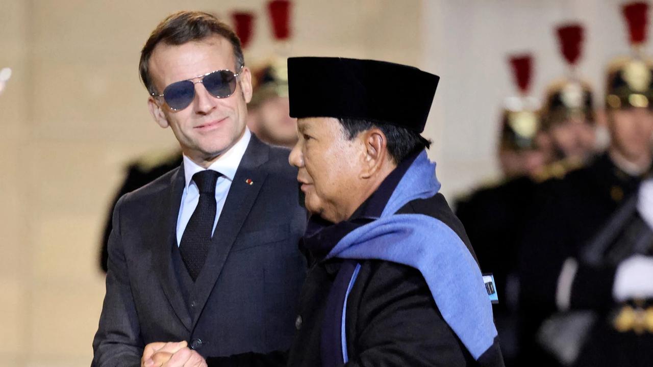 FOTO: Momen Keakraban Prabowo dan Macron dalam Pertemuan di Istana Elysee