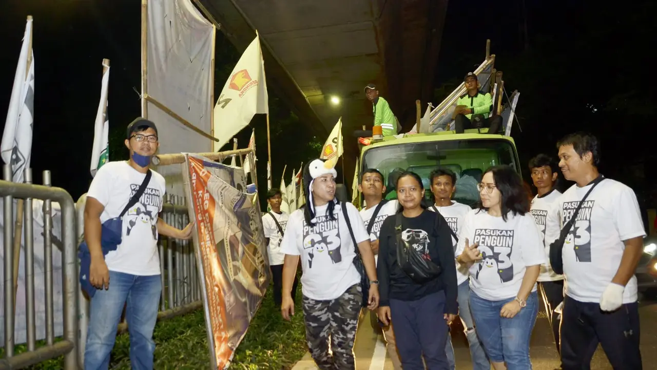 Sejumlah organisasi relawan yang terdiri dari Relawan Progresif bersama komunitas, termasuk Langit Biru Pertiwi melakukan aksi bersih-bersih APK memasuki waktu tenang Pemilu. (Istimewa)
