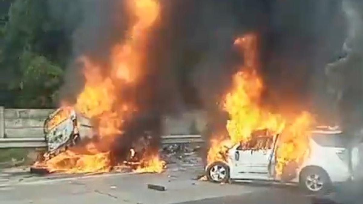 Tabrakan Beruntun di Tol Jakarta-Cikampek Km 58+600, 2 Kendaraan Terbakar