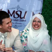 Wajah Risty Tagor terlihat lucu sekali saat ia tertawa, meskipun begitu ia terlihat anggun dengan busana motif bunga-bunga. (M. Akrom Sukarya/Bintang.com)