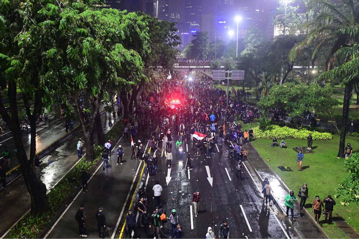 FOTO: Gas Air Mata dan Hujan Deras Paksa Massa Bubarkan Diri di Depan Polda Metro Jaya