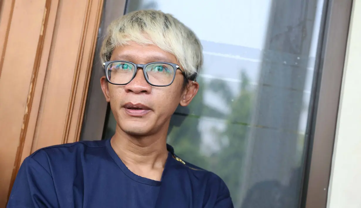 Komedian dan pemeran Aming Sugandi membacakan ikrar talak di Pengadilan Agama Jakarta Selatan pada Senin (24/7). Sebelumnya, telah dibacakan putusan cerai majelis hakim. (Nurwahyunan/Bintang.com)